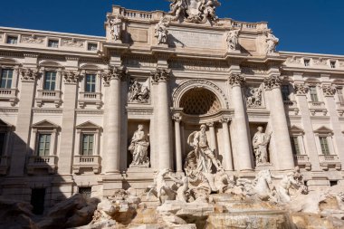 Roma 'daki Navona Meydanı' ndaki anıtlar ve heykeller.