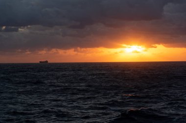 Akdeniz 'deki günbatımı yolcu gemisinin görüntüsü