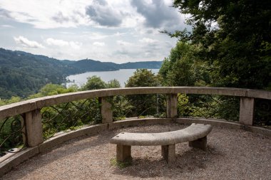 Meyve bahçesi gölü manzaralı panorama