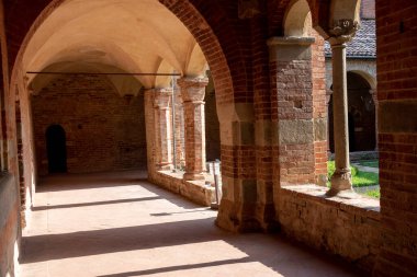 Santa Maria di Vezzolano manastırı, Piedmont 'un en önemli ortaçağ anıtları arasında, Romanesk ve Gotik tarzda dini bir binadır.