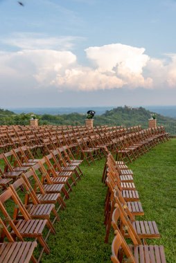 Açık hava gösterisi için katlanır sandalyeler