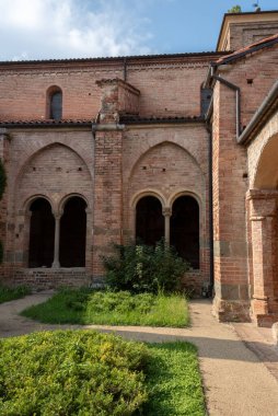 Santa Maria di Vezzolano manastırı, Piedmont 'un en önemli ortaçağ anıtları arasında, Romanesk ve Gotik tarzda dini bir binadır.
