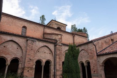 Santa Maria di Vezzolano manastırı, Piedmont 'un en önemli ortaçağ anıtları arasında, Romanesk ve Gotik tarzda dini bir binadır.