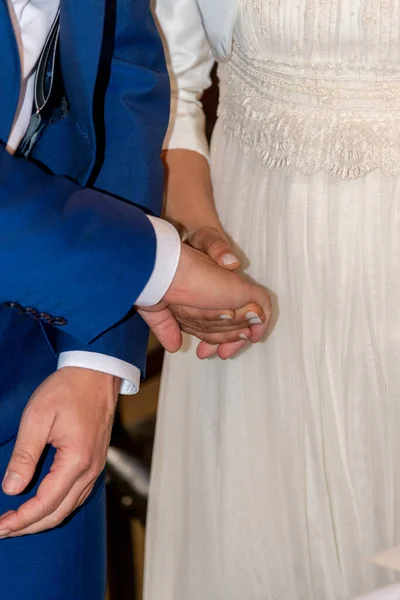 Bruden Och Brudgummen Håller Ringar — Stockfoto