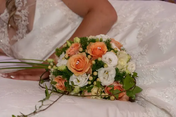 Νύφη Και Γαμπρός Λευκό Φόρεμα Στο Κρεβάτι Ένα Μπουκέτο Λουλούδια — Φωτογραφία Αρχείου