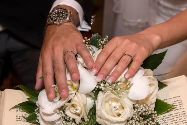Обручальные Кольца Жениха Невесты — стоковое фото