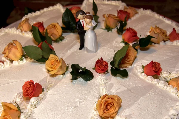 Tort Weselny Kwiatami Biały Tort — Zdjęcie stockowe