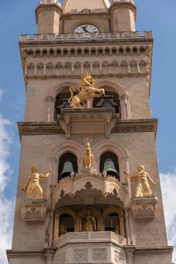 Messina Katedrali, cephesi ve büyük meydandaki çan kulesi.