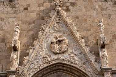 Messina Katedrali, cephesi ve büyük meydandaki çan kulesi.