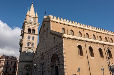 Messina Katedrali, cephesi ve büyük meydandaki çan kulesi.