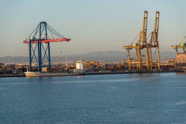Gün batımında Valencia İspanya Limanı manzarası