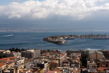 Akdeniz 'in en büyük ve en önemli limanlarından biri olan Messina limanı bugün, yılda 10 milyondan fazla yolcunun taşınmasıyla, İtalya' daki ilk liman.