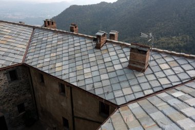 San Michele della Chiusa Manastırı (ayrıca Sagra di San Michele olarak da bilinir), Val di Susa 'nın girişinde Pirchiriano Dağı' nın zirvesinde bulunan bir mimari komplekstir.