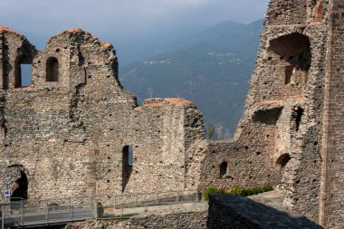 San Michele della Chiusa Manastırı (ayrıca Sagra di San Michele olarak da bilinir), Val di Susa 'nın girişinde Pirchiriano Dağı' nın zirvesinde bulunan bir mimari komplekstir.