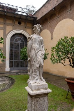 Kutsal Anma Bazilikası 'nın heykelleriyle InterTERIOR görünümü