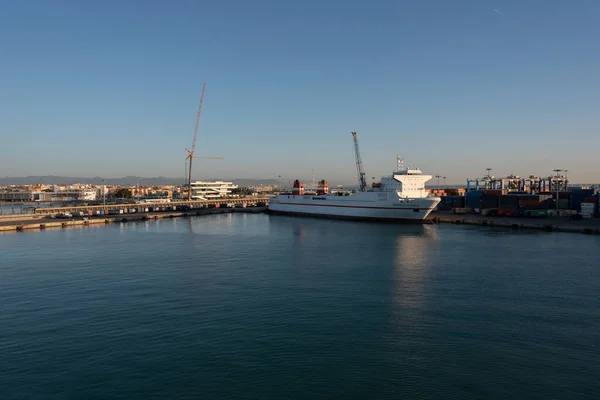 Gün batımında Valencia İspanya Limanı manzarası