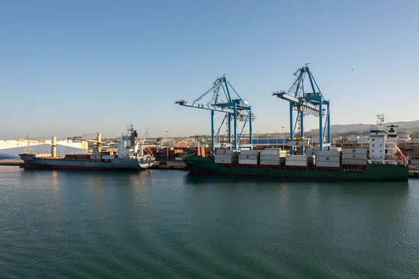 Gün batımında Valencia İspanya Limanı manzarası