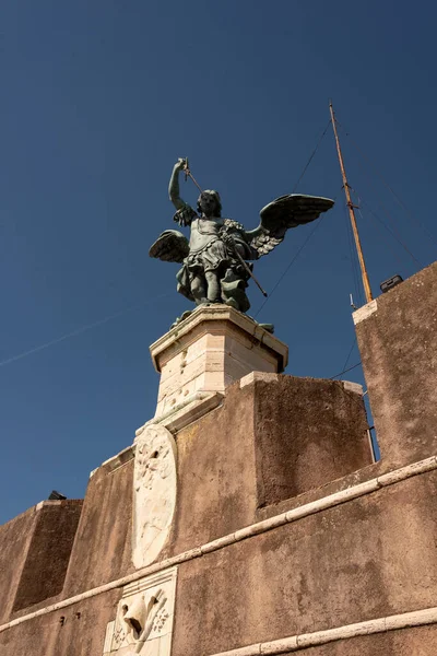 Künstlerisches Denkmal Stein Und Bronze Das Eine Statue Darstellt — Stockfoto