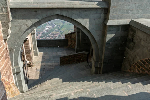 San Michele della Chiusa Manastırı (ayrıca Sagra di San Michele olarak da bilinir), Val di Susa 'nın girişinde Pirchiriano Dağı' nın zirvesinde bulunan bir mimari komplekstir.