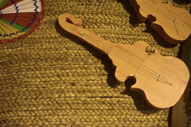 El yapımı Akustik Gitarlar ve Klasik Gitar. Gitar yapımcısından dizayn aleti