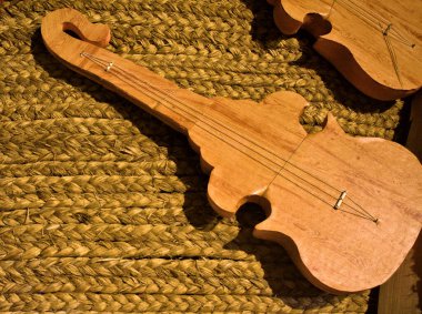 El yapımı Akustik Gitarlar ve Klasik Gitar. Gitar yapımcısından dizayn aleti