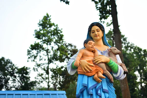 A estátua da mãe se casa com Jesus Cristo. Mãe Maria estátua . — Fotografia de Stock