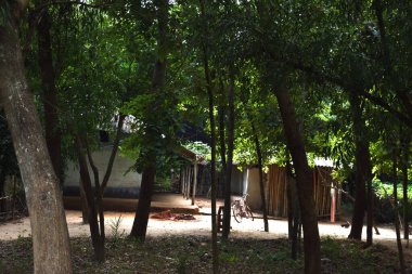 Yerel, eski, çamurlu bir ev tarzı. Köyde eski çamurlu bir ev