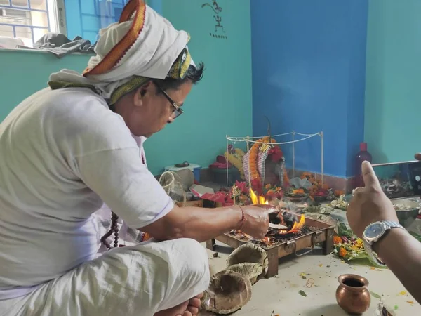 Familie doet satyanarayana puja en homa in een nieuw huis — Stockfoto