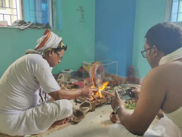Familie doet satyanarayana puja en homa in een nieuw huis — Stockfoto