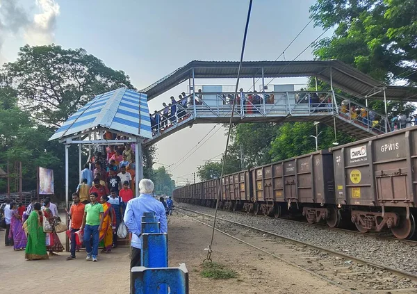 Des gens traversent à pied le pont de la gare de Jhargram, au Bengale occidental, en Inde. Vue large du train . — Photo