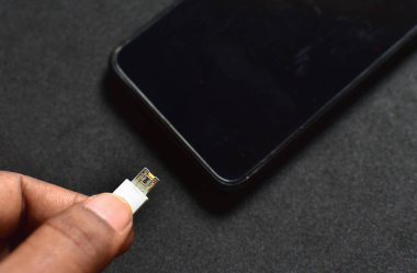 Tahta masada şarj aleti var. mobil şarj konsepti. yüklenen usb portuna seçici odak.