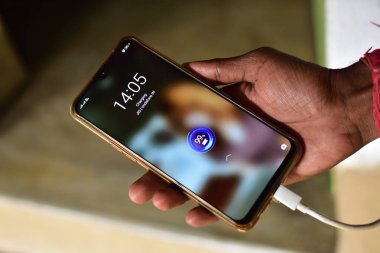 Tahta masada şarj aleti var. mobil şarj konsepti. Cep telefonu çılgınlığı kavramı. cep telefonu şarjı% 99..