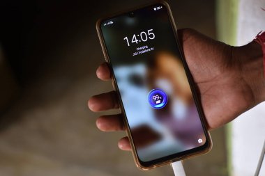 Tahta masada şarj aleti var. mobil şarj konsepti. Cep telefonu çılgınlığı kavramı. cep telefonu şarjı% 99..