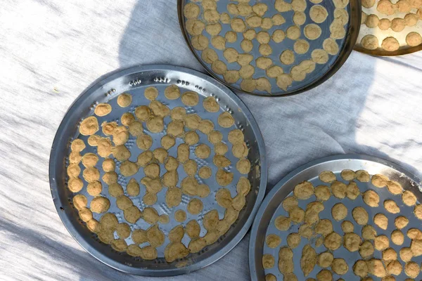 Bori é um bolinho de lentilha seco na culinária bengali. É feito de uma pasta de urad dal ou grama verde  . — Fotografia de Stock