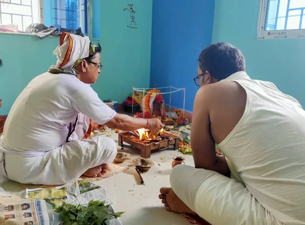 Famille faisant satyanarayana puja et homa dans une nouvelle maison — Photo