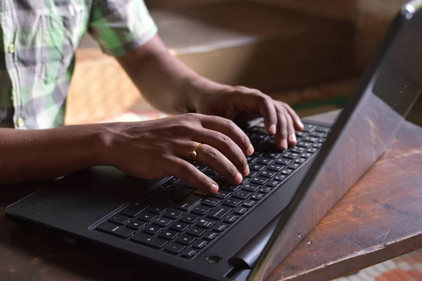 Skadrowana młody mężczyzna pracujący na jego laptopie . — Zdjęcie stockowe
