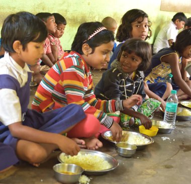 Gün yemek programı, bir Hindistan hükümetinin girişim olmak bir ilköğretim okulunda çalışan. Öğrenciler yemek alıyor.
