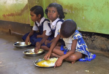 Gün yemek programı, bir Hindistan hükümetinin girişim olmak bir ilköğretim okulunda çalışan. Öğrenciler yemek alıyor.