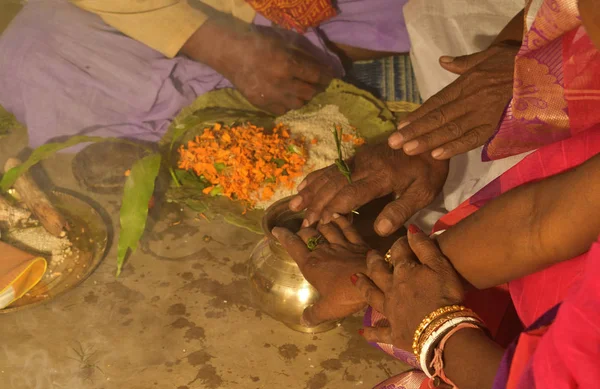 Indien hindou homme et femme prient Dieu et gardent leurs mains sur puja kalash . — Photo