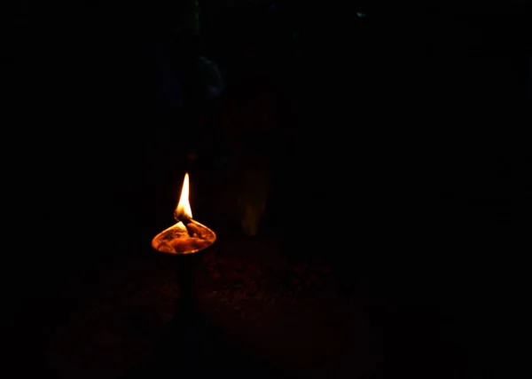 Suelo o lámpara de arcilla que irradia luz en la oscuridad. concepto de eliminar la oscuridad con una llama . —  Fotos de Stock