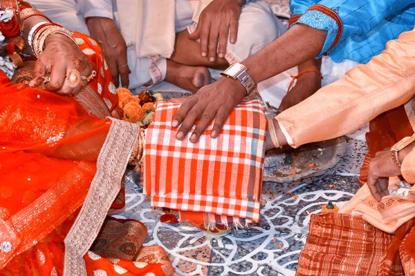 Indian Wedding Rituals- Bengali couples couple in Hindu wedding — 스톡 사진