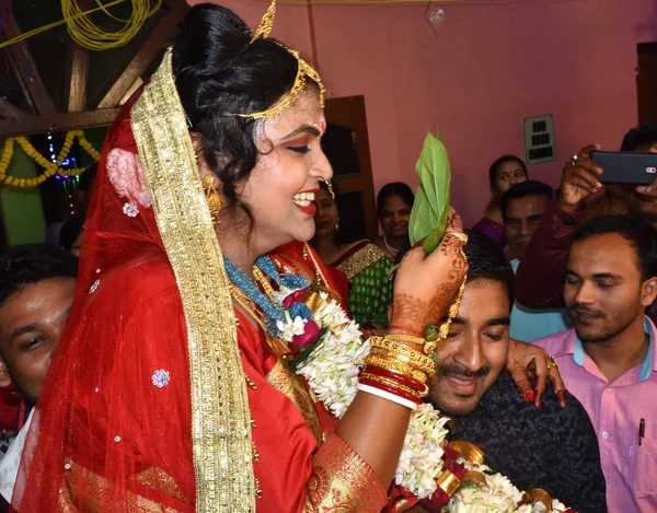 Novia india escondiendo su cara con hoja de betel también llamada paan. Esconderse con la hoja de paan de la novia es imprescindible rituales de boda hindú en la boda bengalí . —  Fotos de Stock
