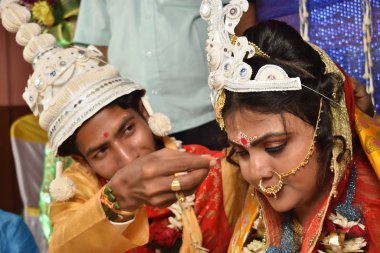 Hint Bengali Hindu düğünü ritüelleri devam ediyor..