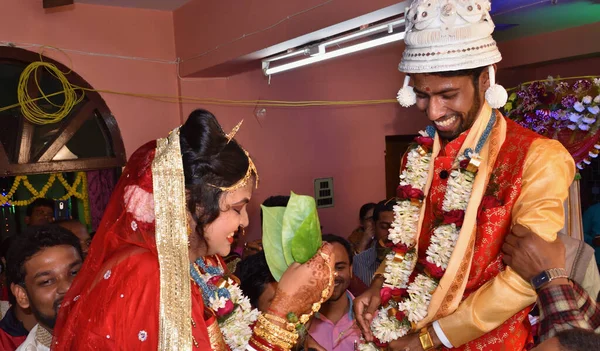 Indian bride hiding her face with betel leaf also called paan. Hiding with paan leaf by the bride is must Hindu wedding rituals in Bengali wedding. — 스톡 사진