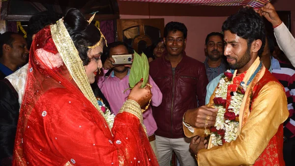 Indian bride hiding her face with betel leaf also called paan. Hiding with paan leaf by the bride is must Hindu wedding rituals in Bengali wedding. — 스톡 사진