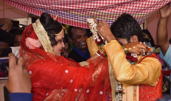 Indian Bengali Wedding Moment. Bride and groom exchanging garland to each other. — 스톡 사진