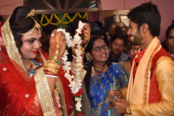 Indiai bengáli esküvői pillanat. Menyasszony és vőlegény cserélnek koszorút egymással.. — Stock Fotó