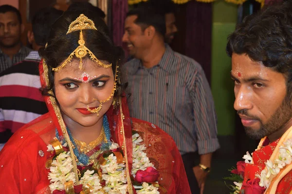 Novia y novio bengalí indio en vestido de novia tradicional y maquillaje están de pie en el día de la boda. Boda india, cultura y estilo de vida —  Fotos de Stock