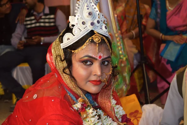 Indiai menyasszony hagyományos hindu esküvő piros szári és arany ékszerek, Stúdió lövés extra helyet a szöveg . — Stock Fotó