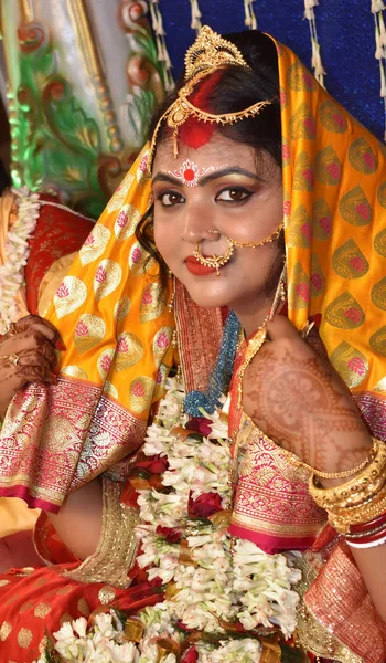 Indiai menyasszony hagyományos hindu esküvő piros szári és arany ékszerek, Stúdió lövés extra helyet a szöveg . — Stock Fotó